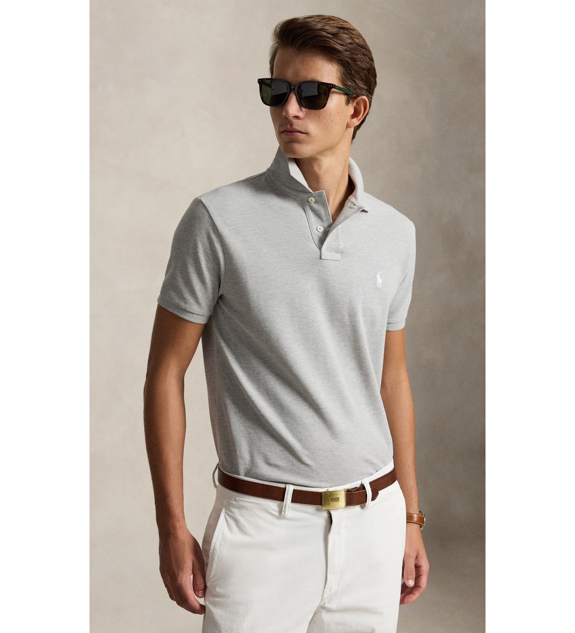 El icónico polo de piqué gris