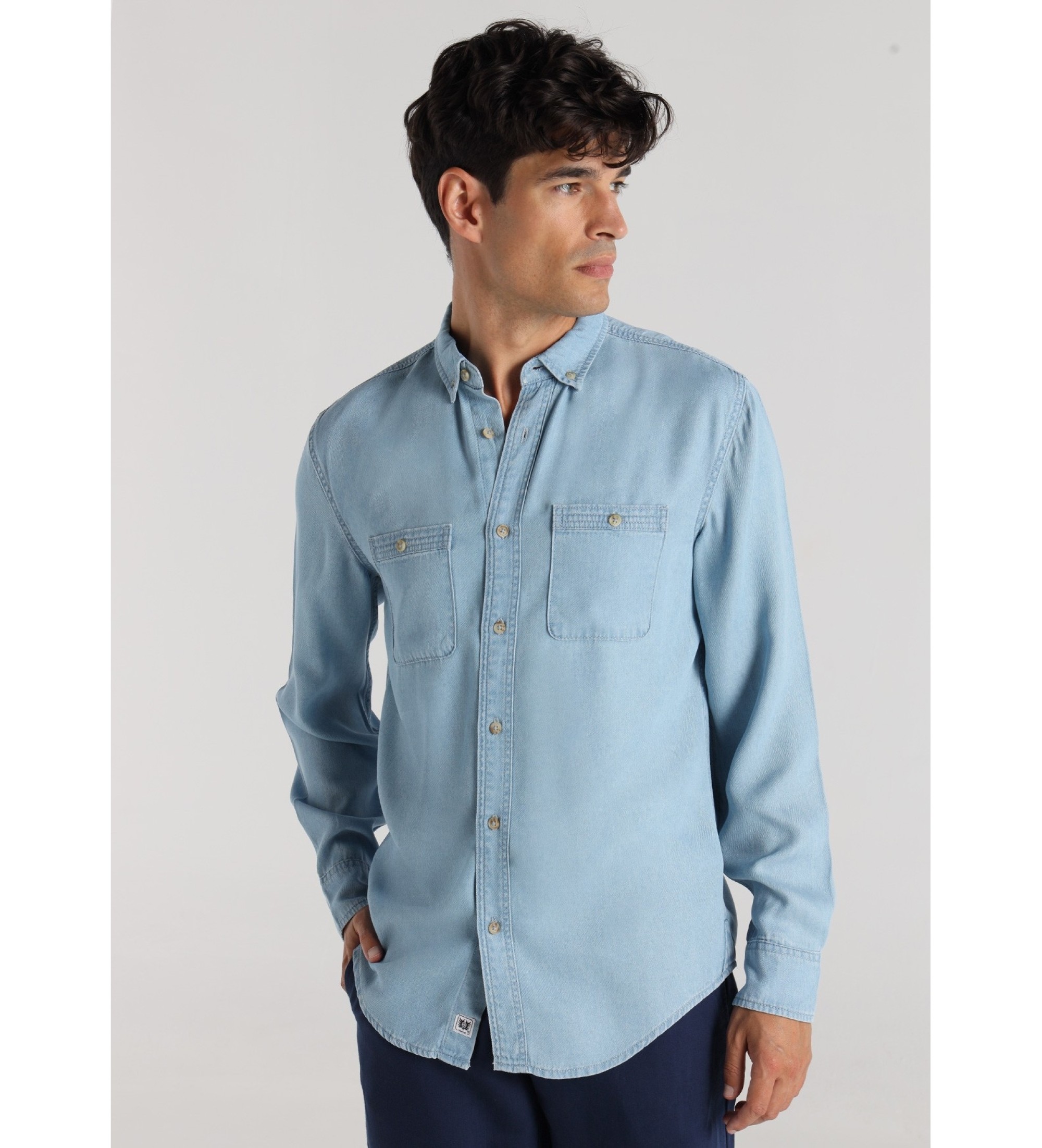 Bendorff Camisa manga comprida em tecido denim tencel com bolsos no peito azuis