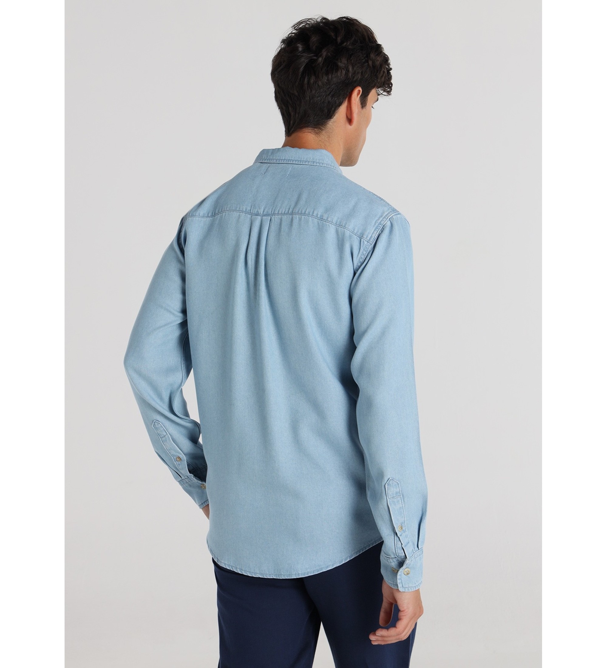 Bendorff Camisa manga comprida em tecido denim tencel com bolsos no peito azuis