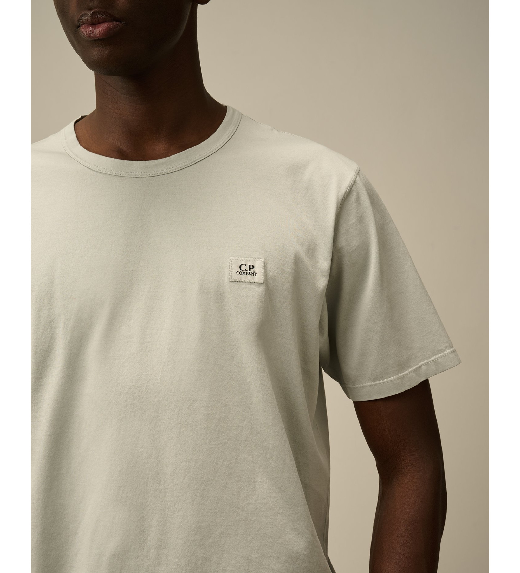 Tシャツ・カットソー C.P. Company TSHIRT (18CMTS087A006374G) C.P. Company logo-print T-shirt | Black | FARFETCH