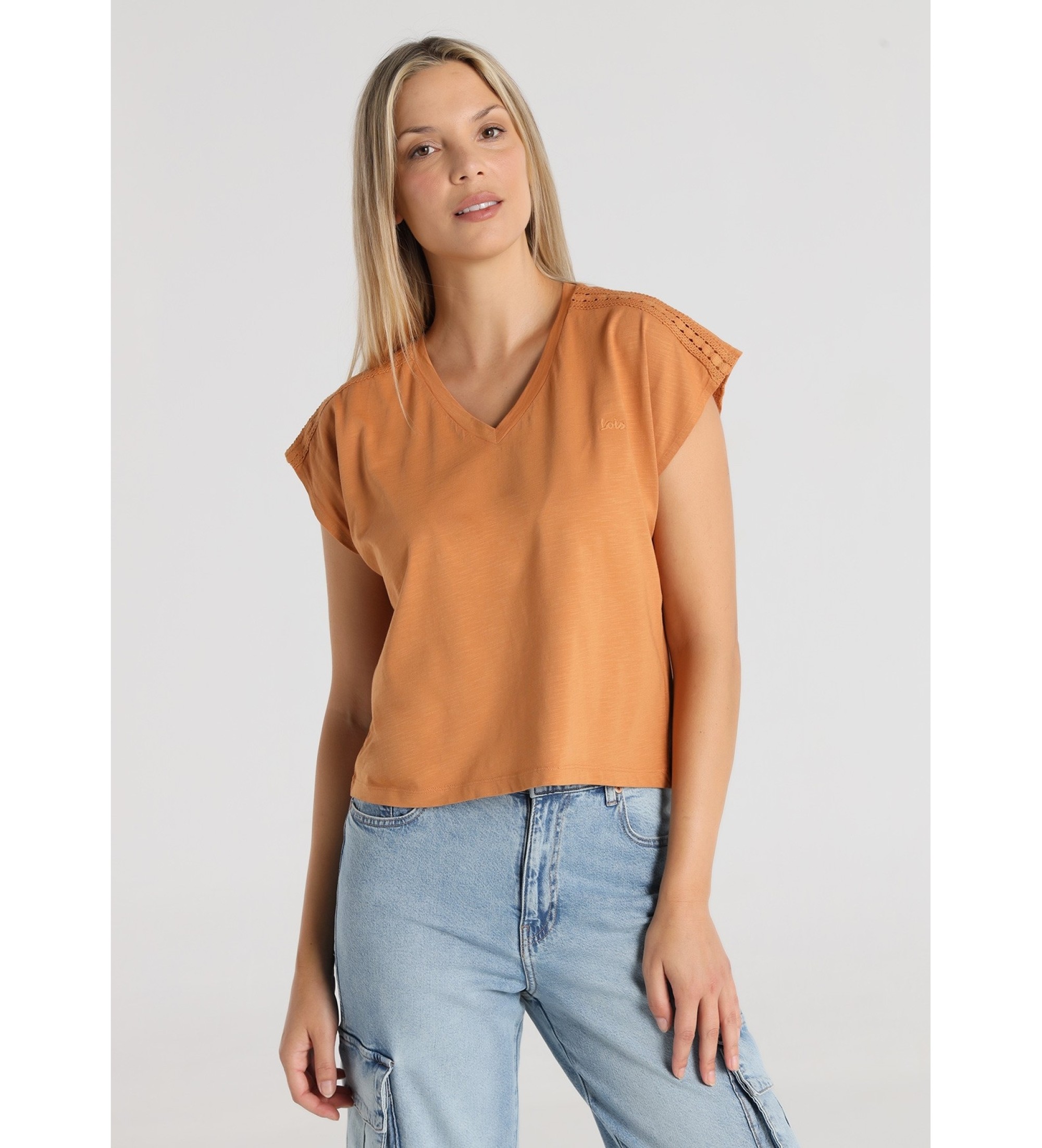 Lois Jeans T-Shirt mit spitzem Kragen und orangefarbenen Bestzen