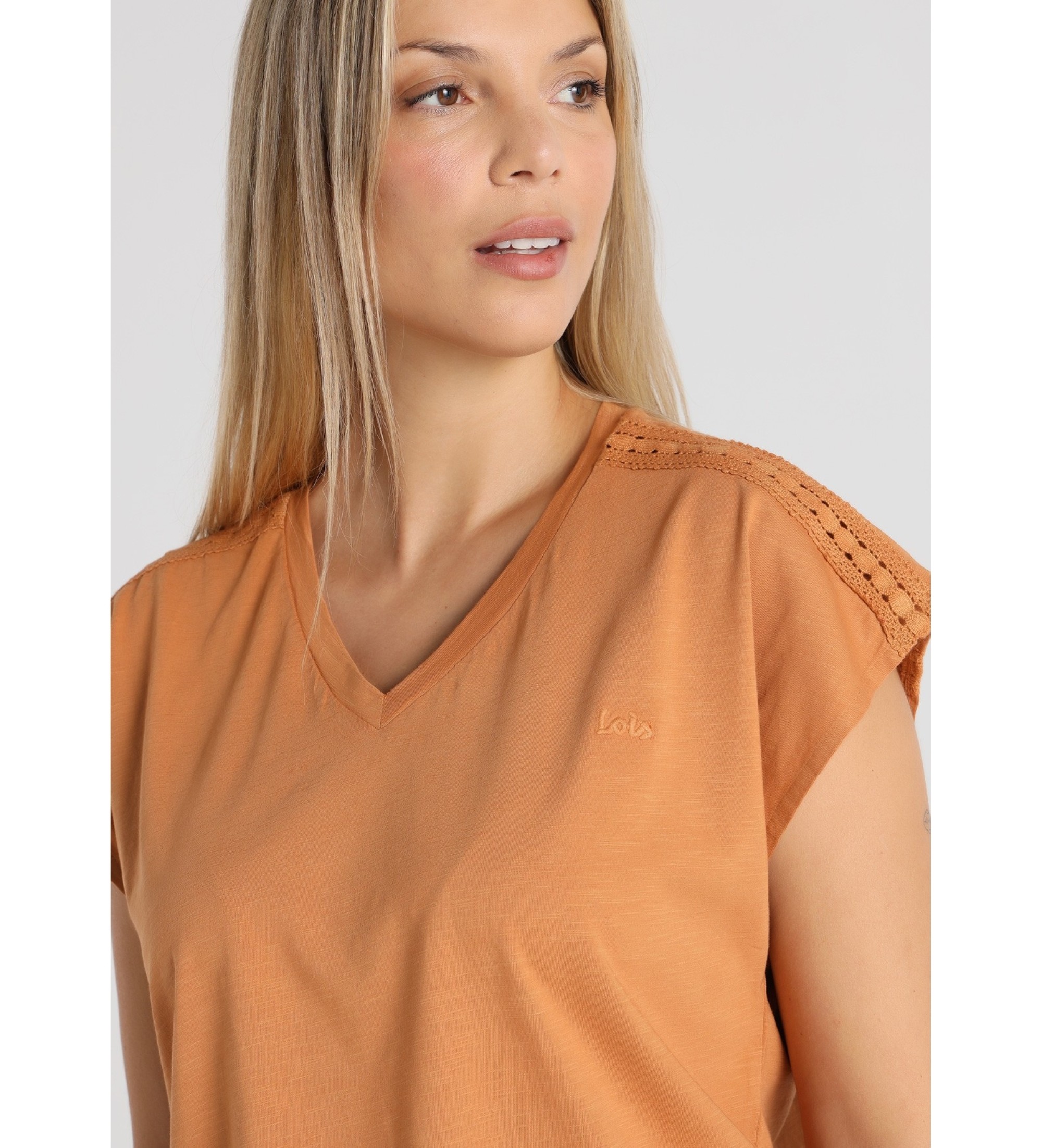 Lois Jeans T-Shirt mit spitzem Kragen und orangefarbenen Bestzen
