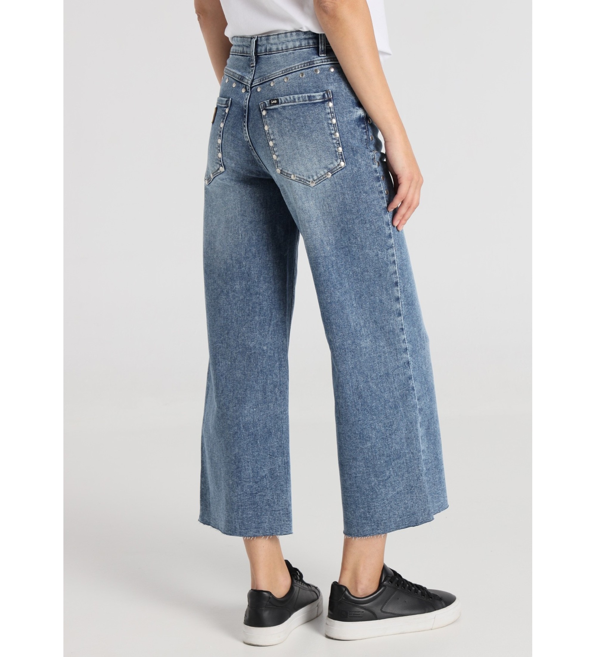 Lois Jeans Kavbojke s surovim robom in modrimi zakovicami