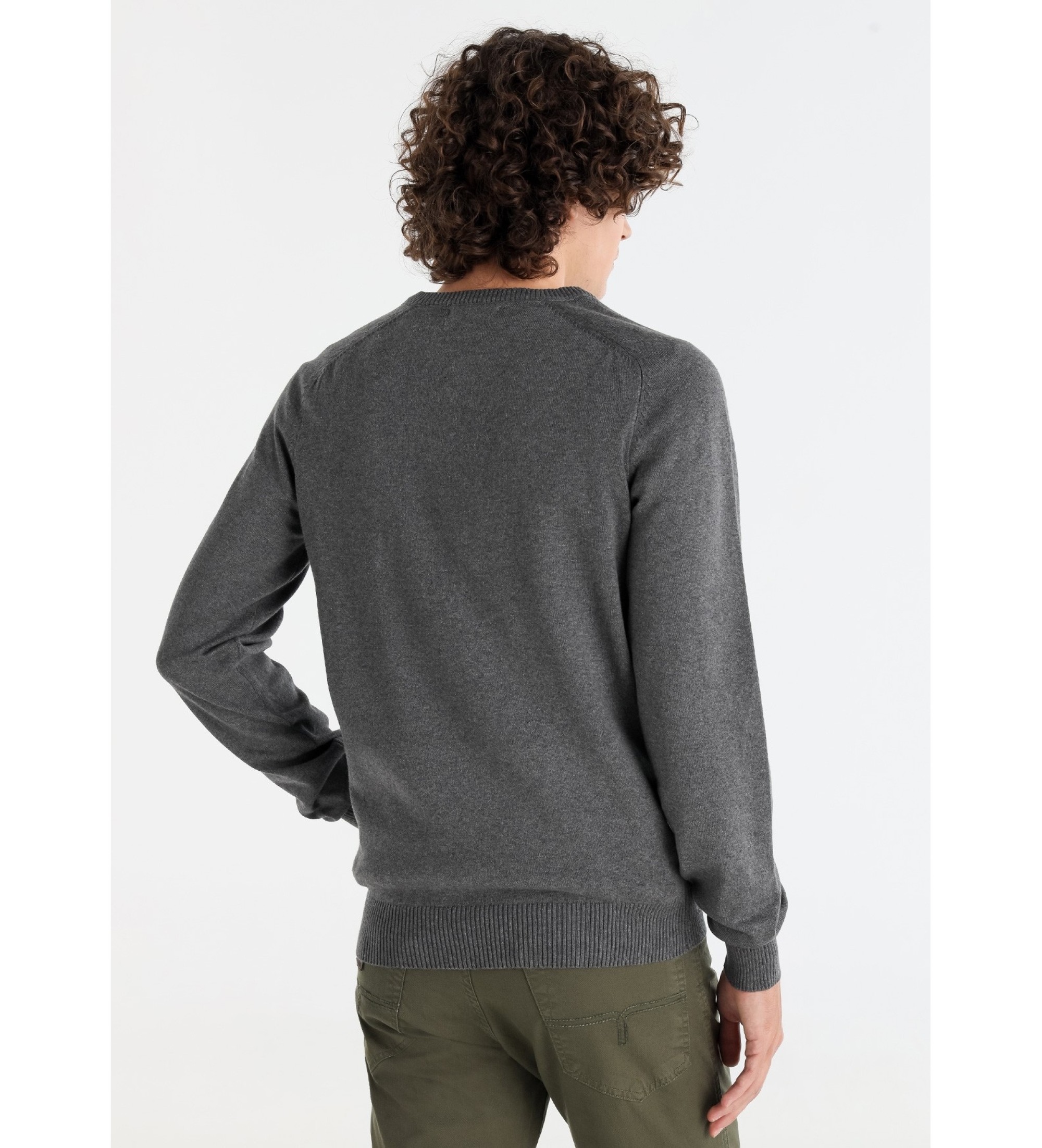 Lois Jeans Podstawowy sweter dzianinowy z dekoltem w szpic w kolorze szarym