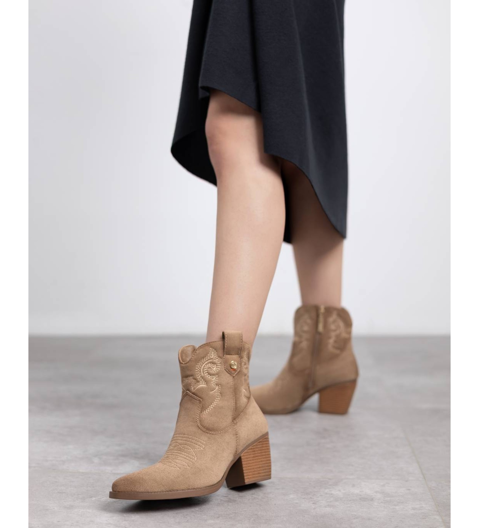 REFRESH 173014 – Stivale Donna In Pelle Scamosciata | Stile Cowboy Con Ricamo | Tacco Largo E Suola Antiscivolo