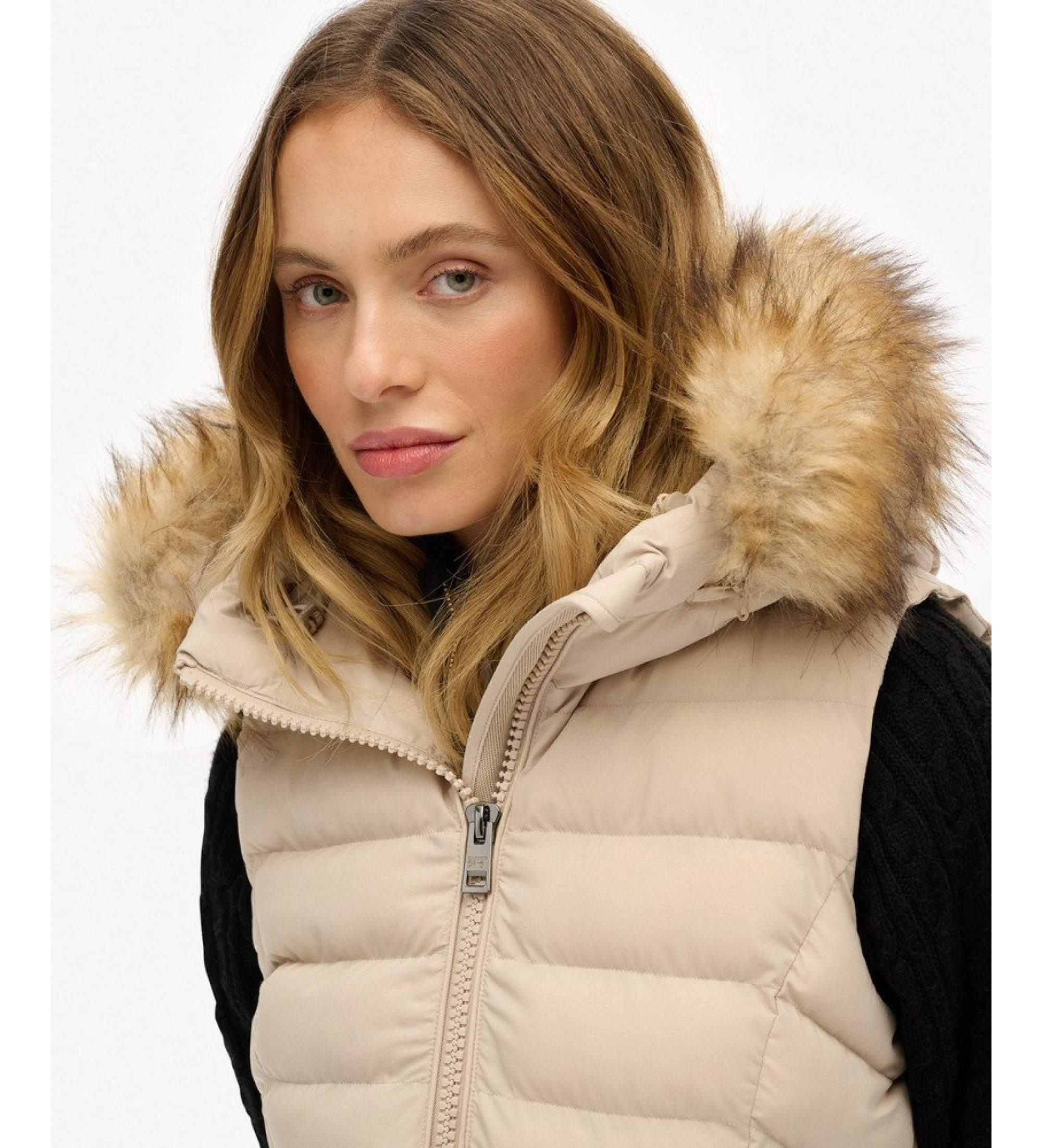 Superdry Gilet Fuji en fausse fourrure beige Superdry Gilet Fuji en fausse fourrure beige