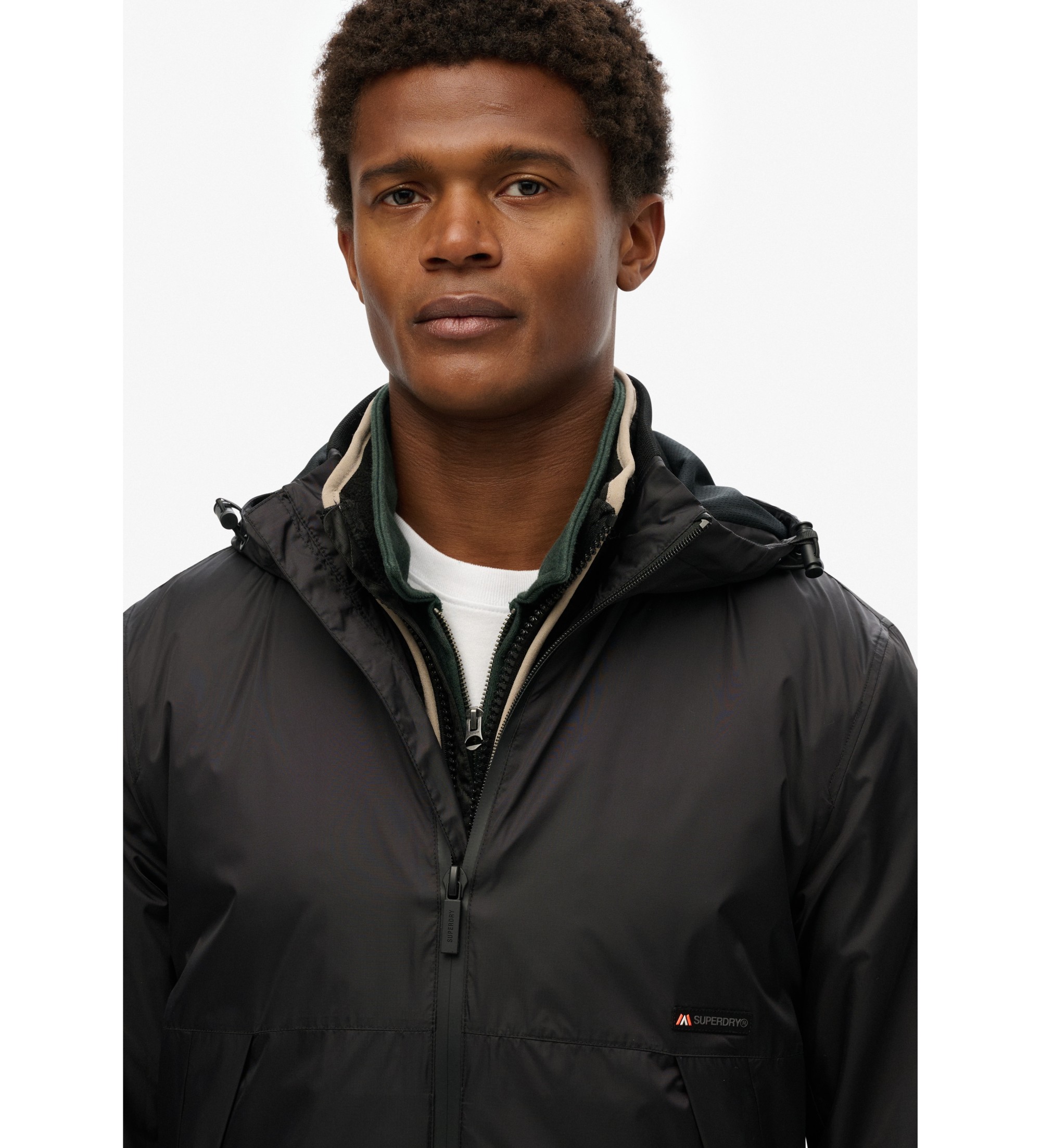Superdry Kurtka wiatrówka z kapturem i logo w kolorze czarnym