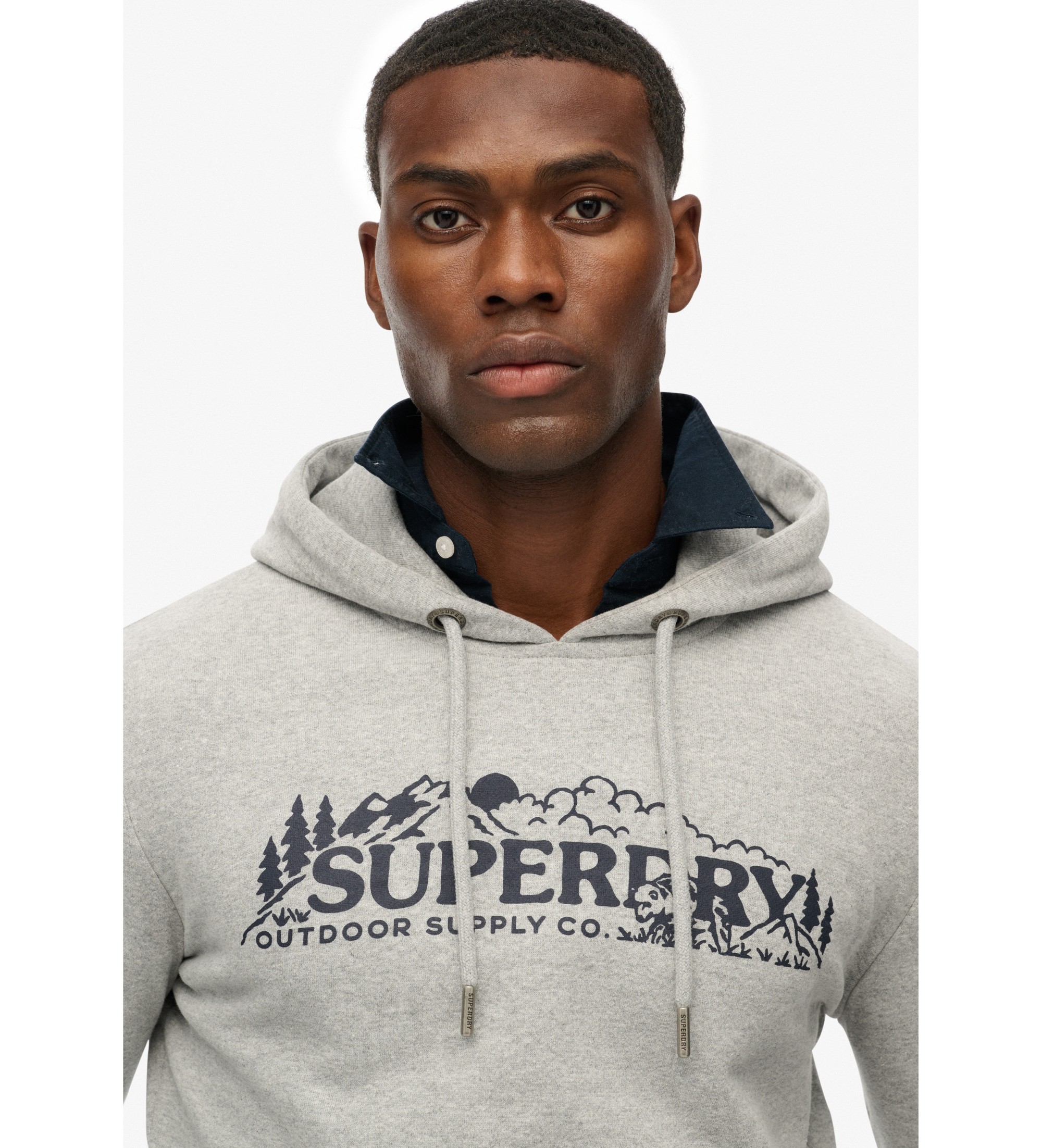 Superdry Felpa grigia con cappuccio rilassato Outdoor Scene Superdry Felpa grigia con cappuccio rilassato Outdoor Scene