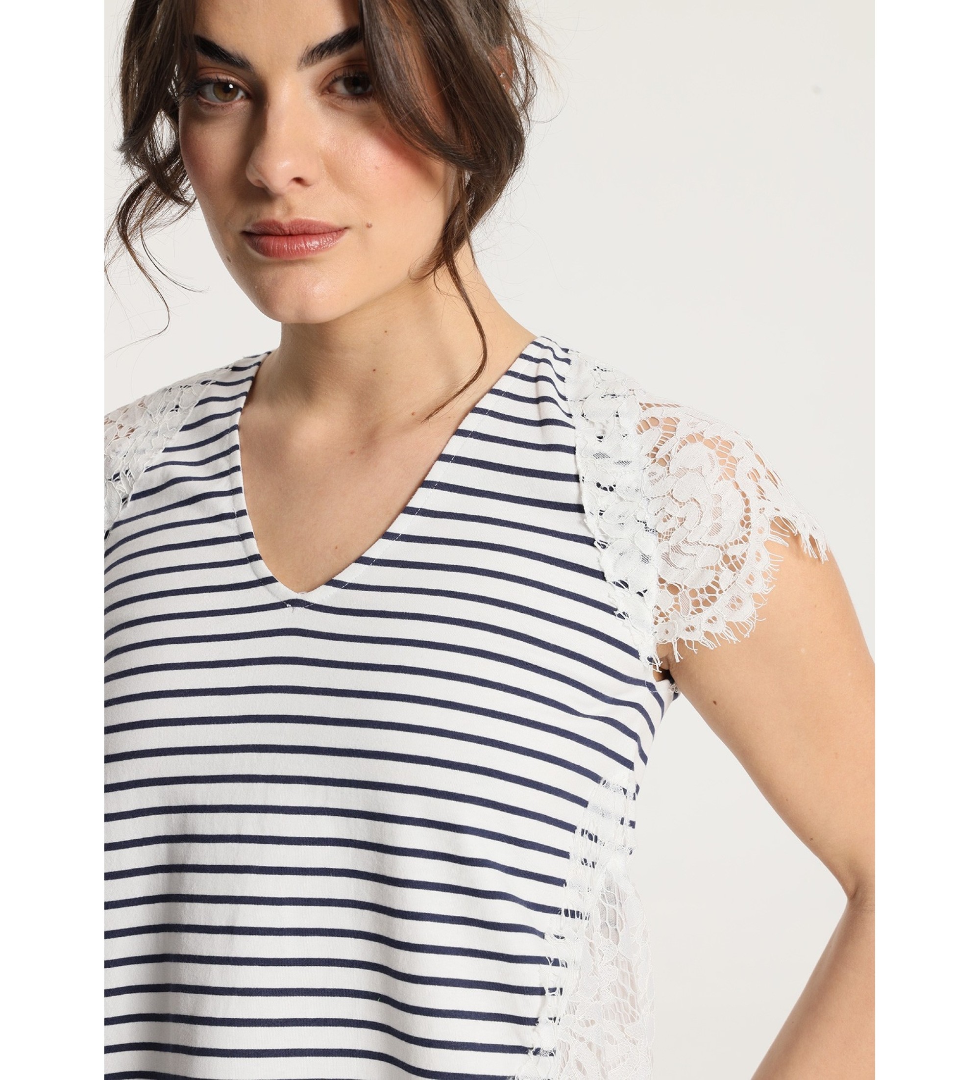 Victorio & Lucchino, V&L Short sleeve V-neck T-shirt with white lace detail