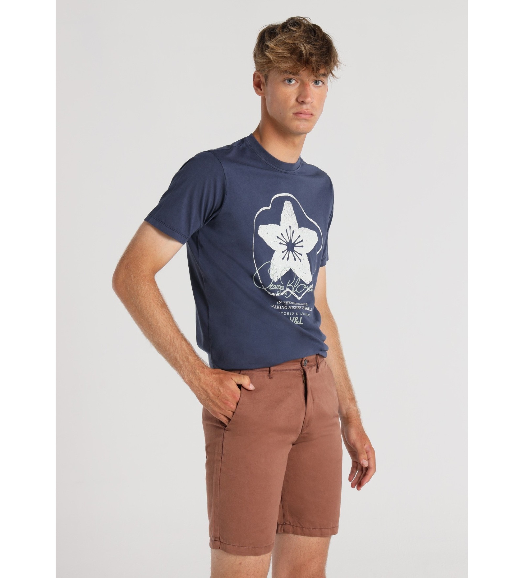 Victorio & Lucchino, V&L Bermuda Chino Tiro Medio marrn