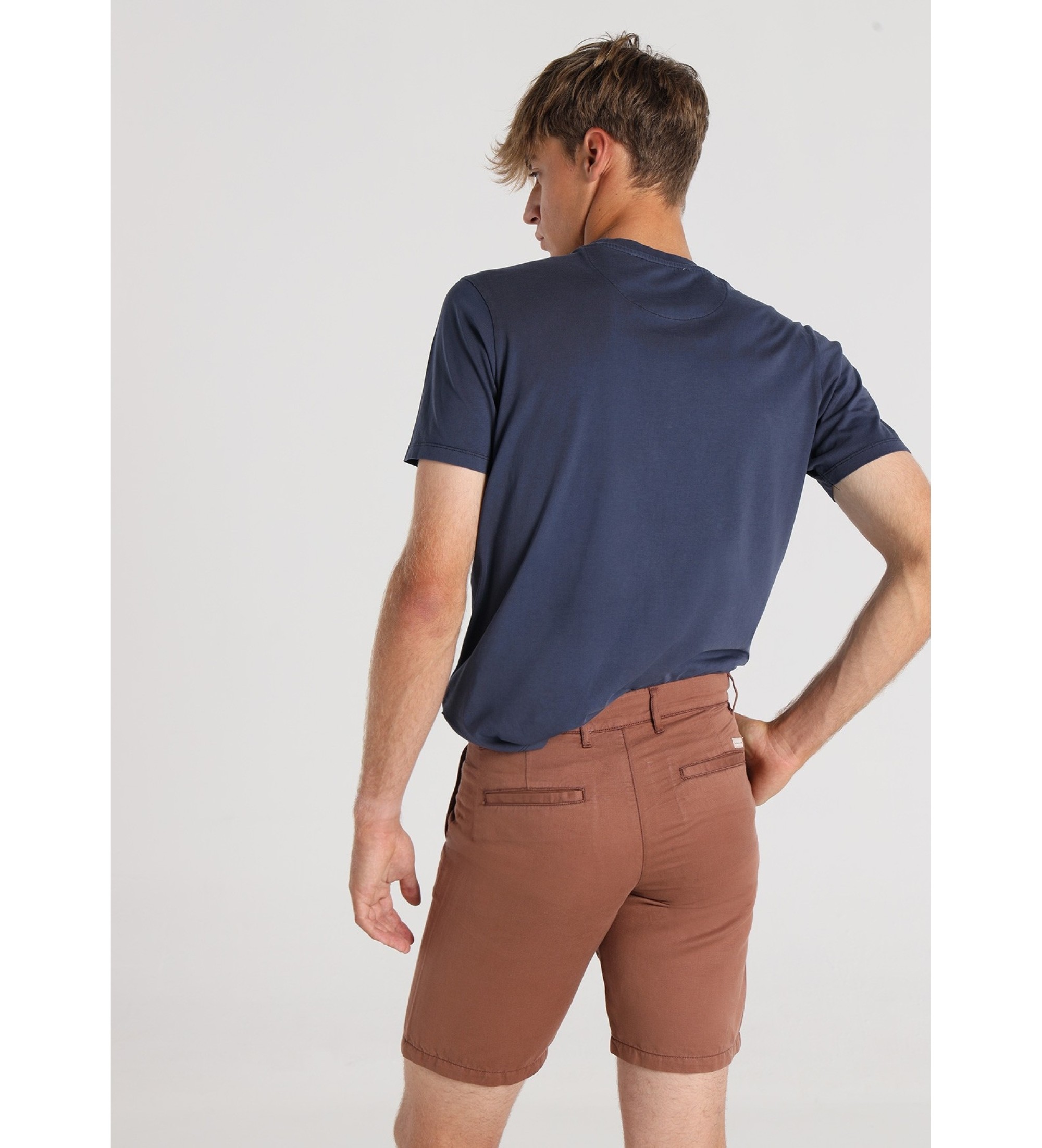 Victorio & Lucchino, V&L Bermuda Chino Tiro Medio marrn