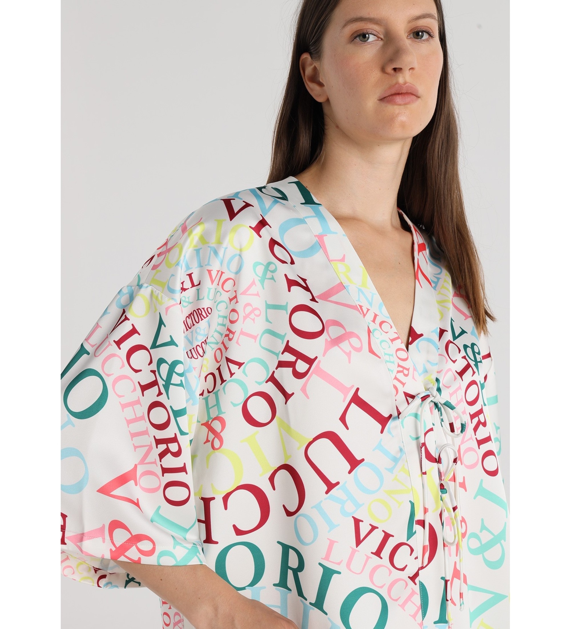 Victorio & Lucchino, V&L Blusa de meia manga estilo quimono com estampado multicolorido