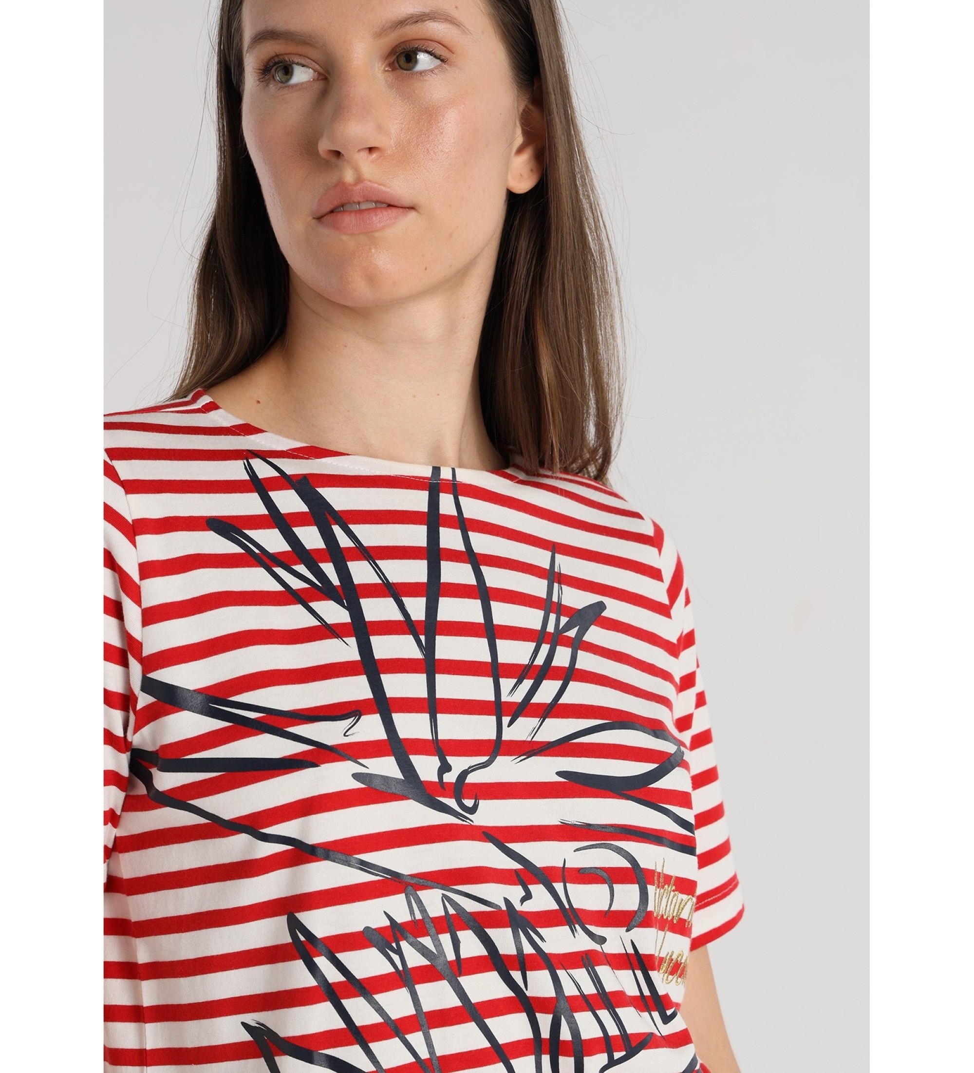 Victorio & Lucchino, V&L T-shirt à manches courtes avec bandes graphiques de couleur rouge sur la poitrine.