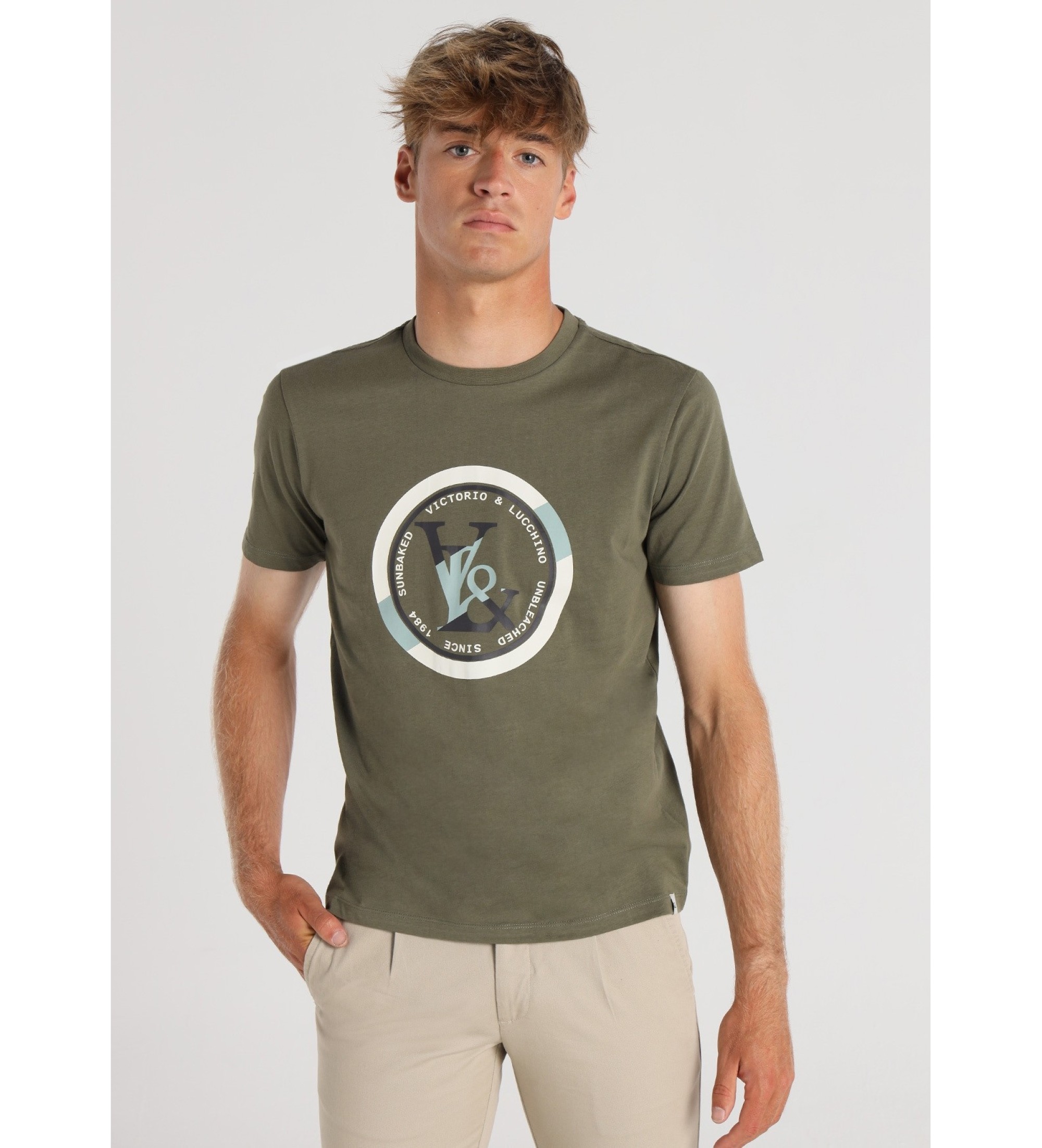 Victorio & Lucchino, V&L Grn T-shirt med rundt logo og grafik