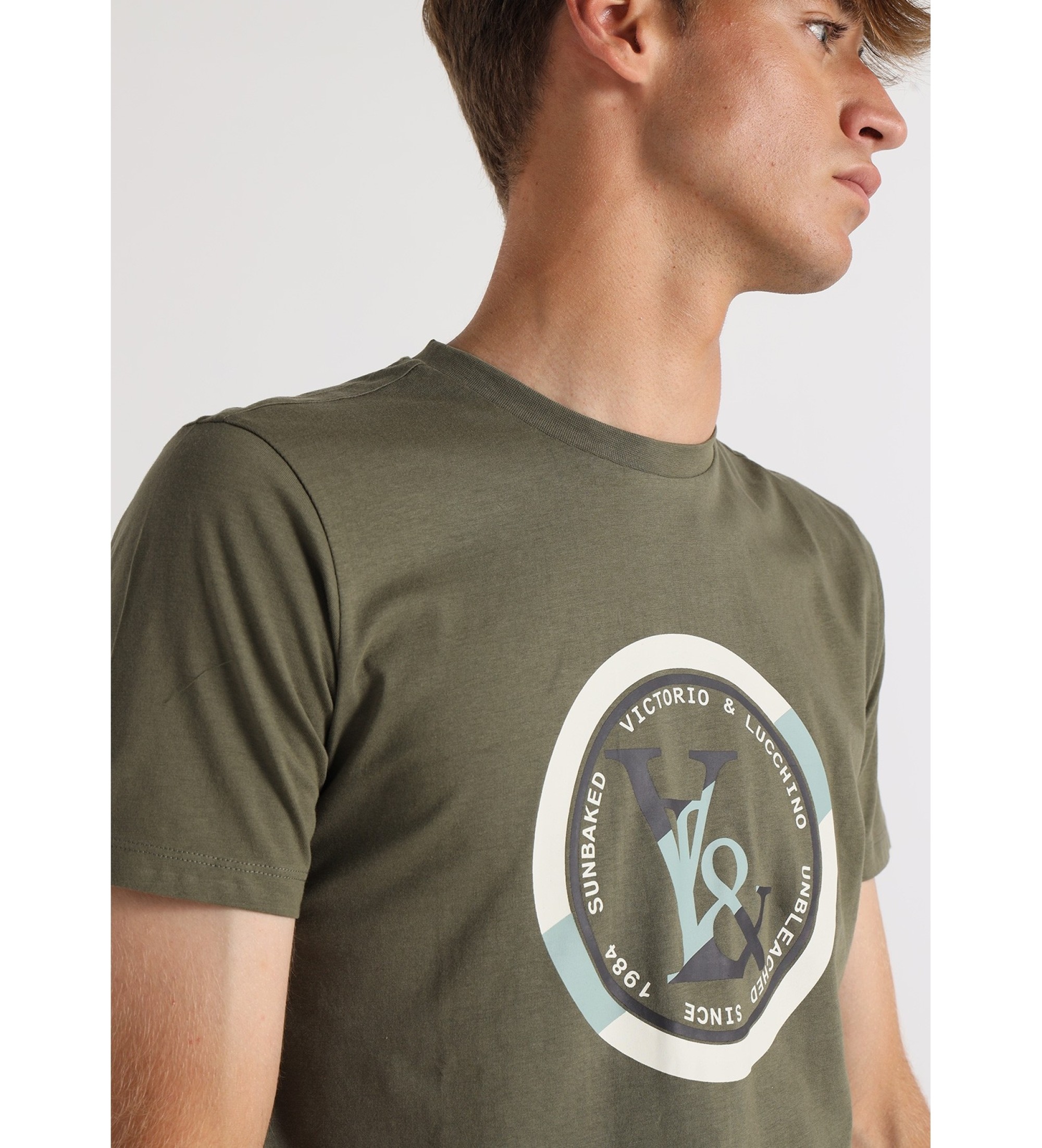 Victorio & Lucchino, V&L Grn T-shirt med rundt logo og grafik