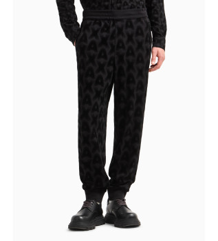 Byxor i svart flytande tyg