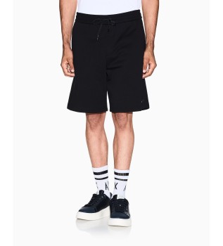 Pantaloncini su un tono nero