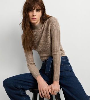 Anna Perkins beige sweater