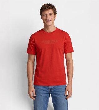 Camiseta com logotipo em relevo vermelho