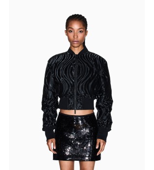 Kort bomberjacka med pr�glat tryck svart