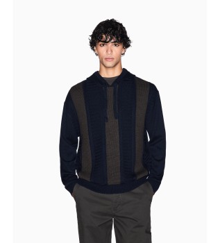 Pull � capuche � bloc bleu marine