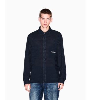 Kieszenie koszuli w kolorze granatowym