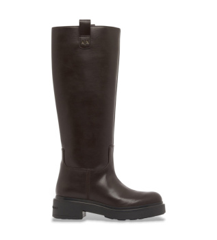 Tall boots with thick sole and brown pull tabs