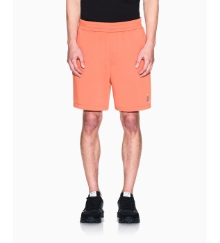 Orangefarbene Freizeitshorts