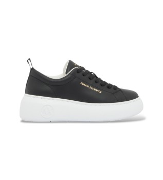 Sneaker aus glattem Leder mit dicker Sohle und geprägtem schwarzem Logo