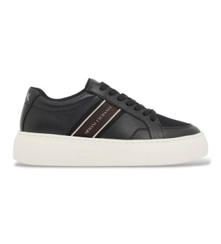 Låga sneakers med mesh-detaljer och tjock sula i svart