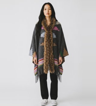 Poncho med gråt hår
