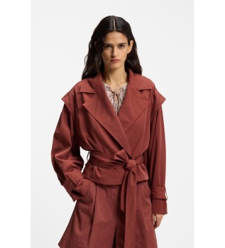 Gabardina corta con cintur�n rojo oscuro