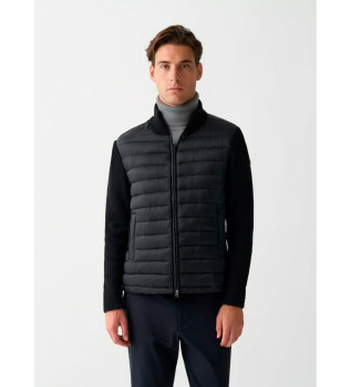 Jakke med sorte, strikkede rmer