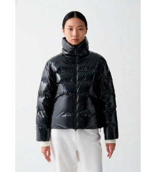 Skinnende sort rullekravejakke med sort rullekrave