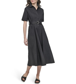 Klnning med svarta knappar