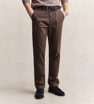 Klasyczne spodnie chino Regular Fit w kolorze brązowym