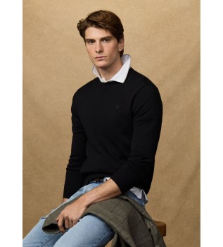 Maglia nera essenziale