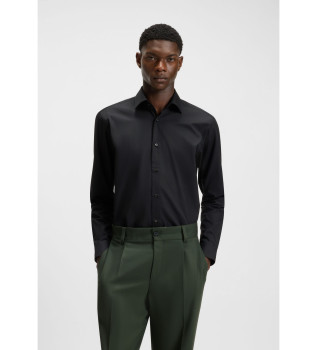 Modern geschnittenes Hemd aus schwarzer Popeline