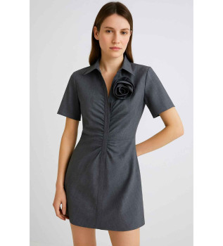 Robe courte avec broche fleurie Cappa grey