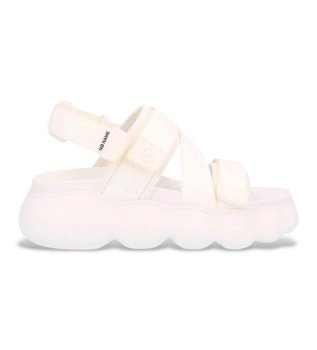 Sandali beige con cinturini a forma di gong