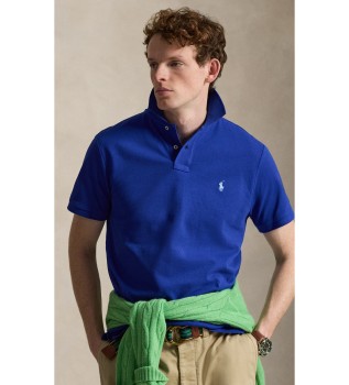 Het iconische donkerblauwe piqué-poloshirt