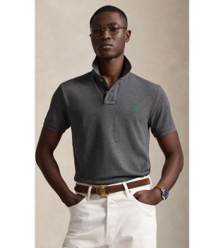 El icónico polo de piqué gris