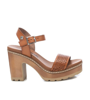 Klasični rjavi sandali 