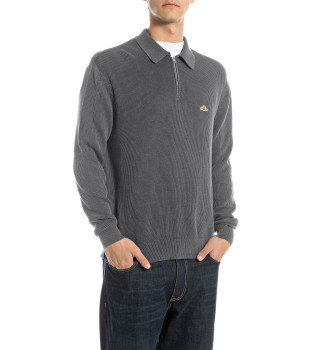 Pulover s kratko sivo zadrgo