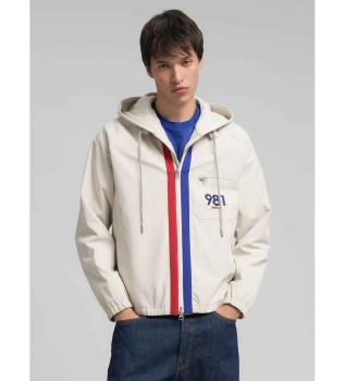 Casaco com pormenores brancos em contraste