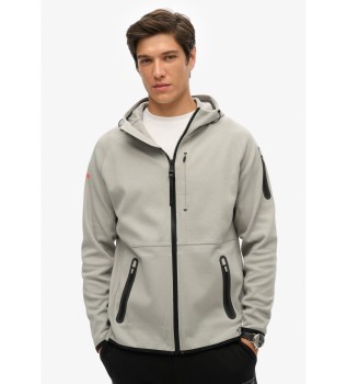 Lstsiddende httetrje med lynls og grt Tech-logo