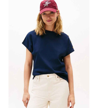 Majica z zlatimi gumbi na mornariški rami