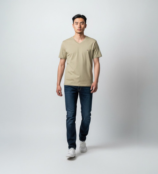 T-shirt com decote em V e log�tipo bordado em caqui