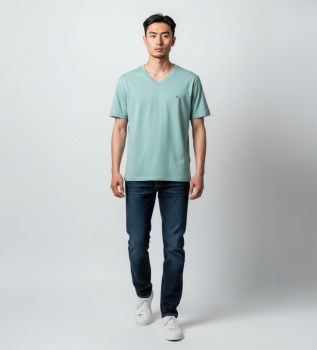 T-shirt com decote em V e log�tipo bordado em turquesa