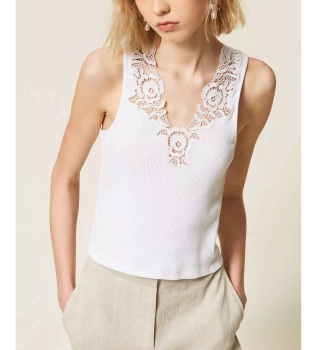 Top c�tel� avec dentelle blanche